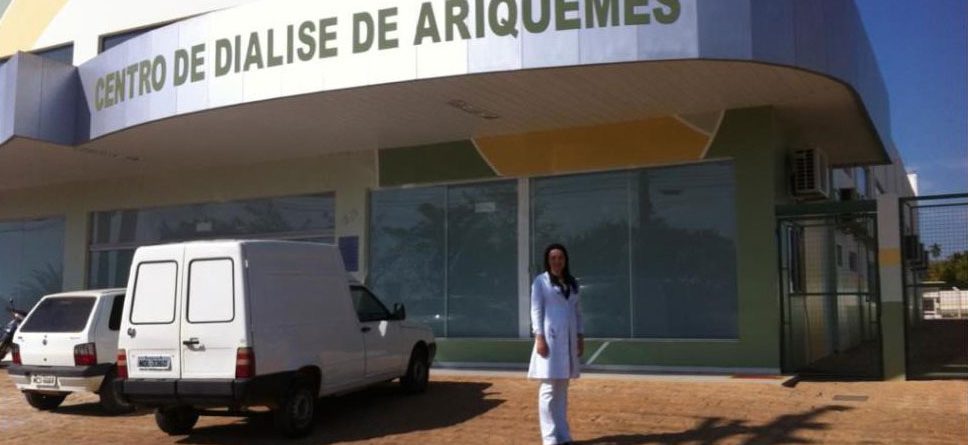Tatiara Bueno outside the new dialysis clinic in Ariquemes